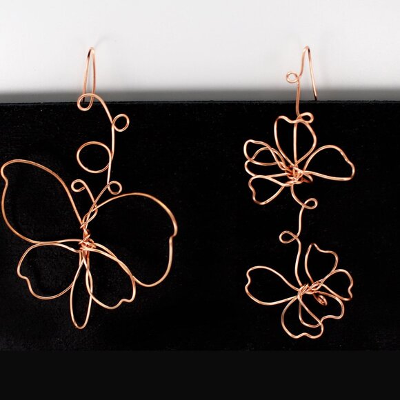 Extra long playful mismatched flowers and butterfly copper wire earrings - Picture 4 of 7
